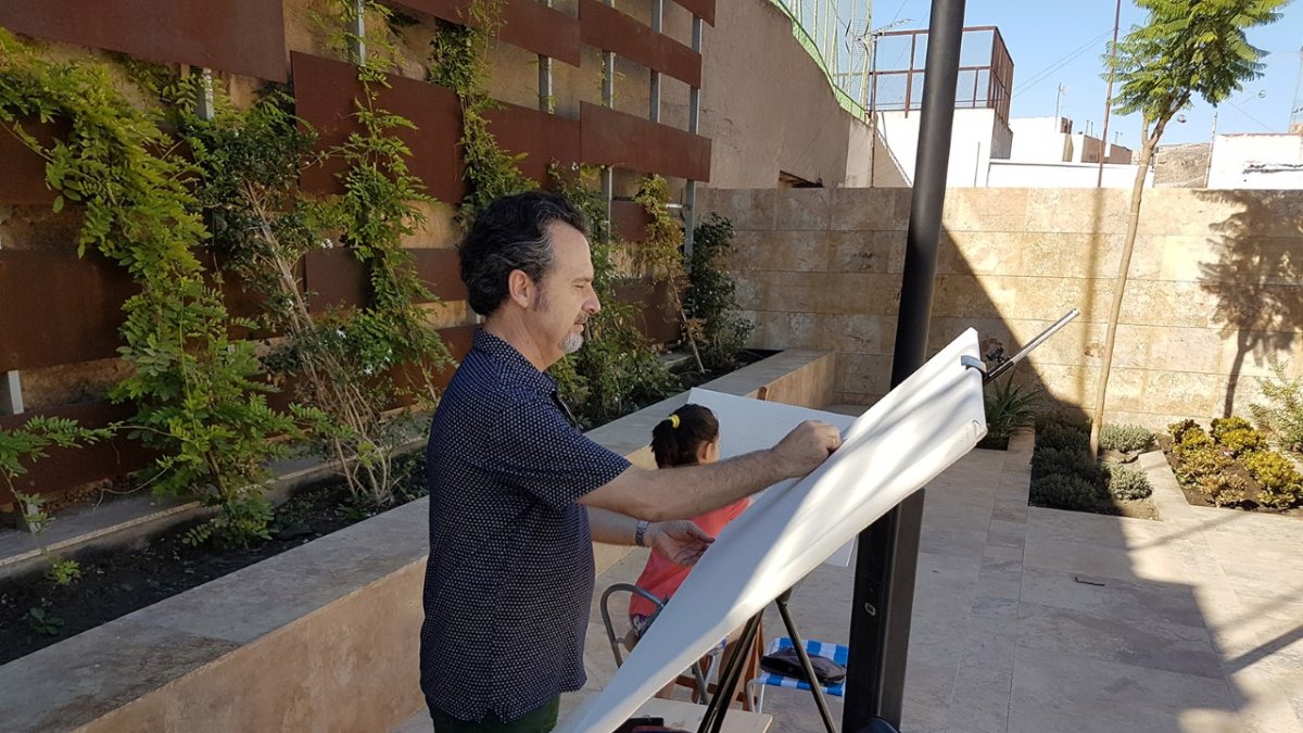 Uno de los participantes en el certamen de pintura.