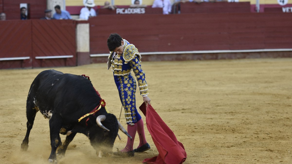 José Antonio Lauri de la Escuela Taurina de Lucena lució un toreo cargado de sabor y fundamento, que fue lo mejor de la tarde.