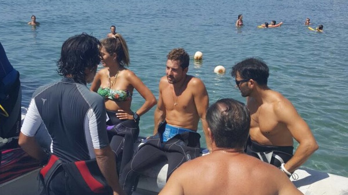 David Bisbal con amigos, vestidos con neoprenos para realizar actividades acuáticas.