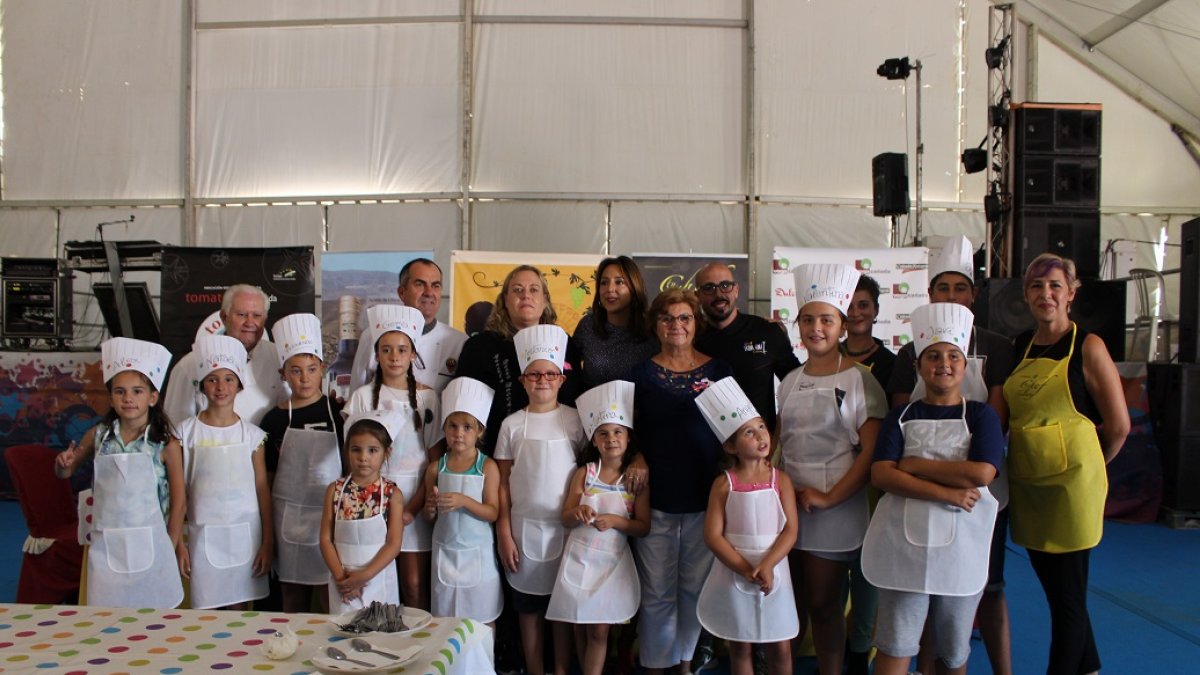 El jurado junto a todos los participantes de ‘Mini Chef’.