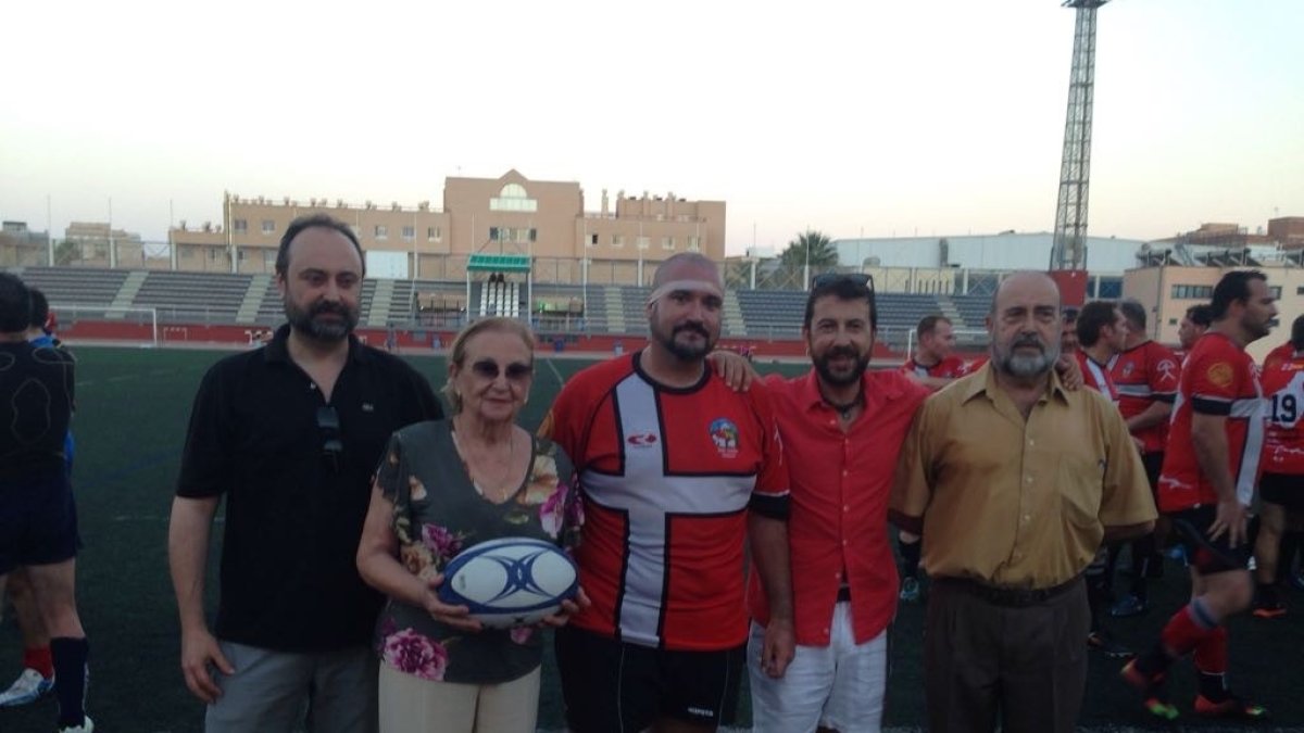 Entrega de una placa a los familiares.