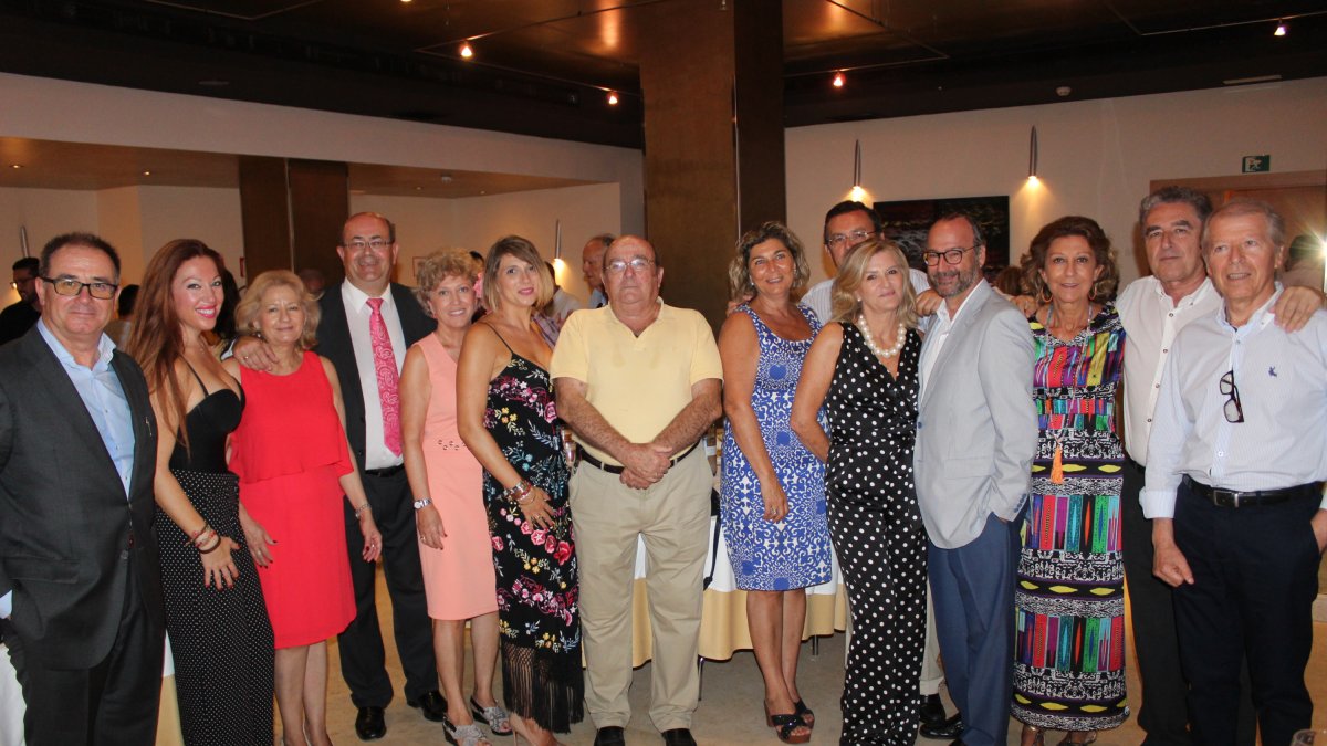 El presidente del Foro Cultural 3 Taurinos 3, el pregonero y su presentador, junto a los demás aficionados y socios de la Asociación.