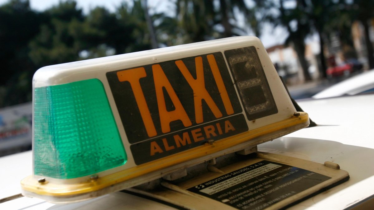 Distintivo de los taxis en Almería.