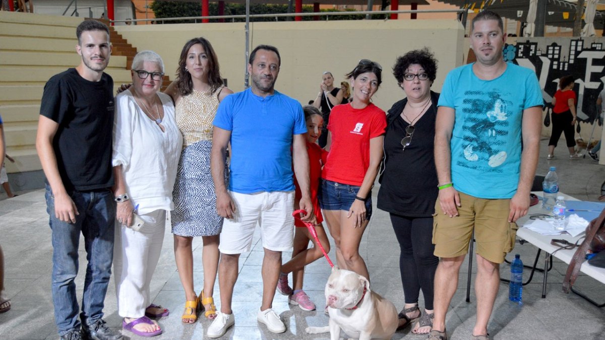 El perro ganador junto con el jurado.