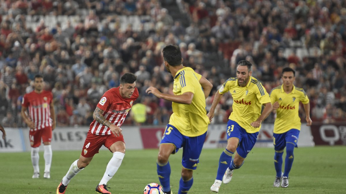 Ximo Navarro en una jugada del partido ante el Cádiz.