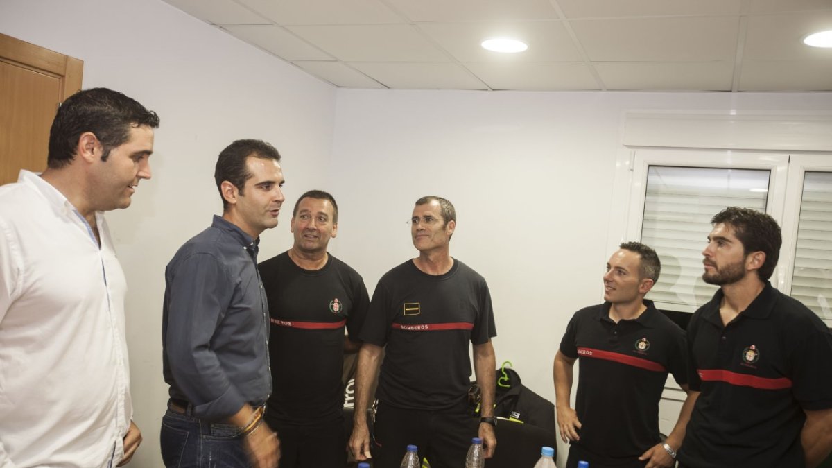 El alcalde con los bomberos en servicio.