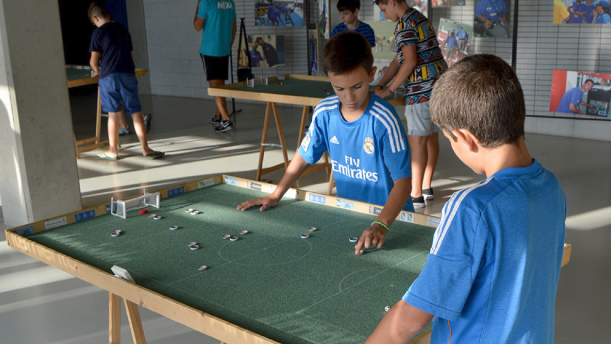 Los más pequeños disfrutando del fútbol chapas.