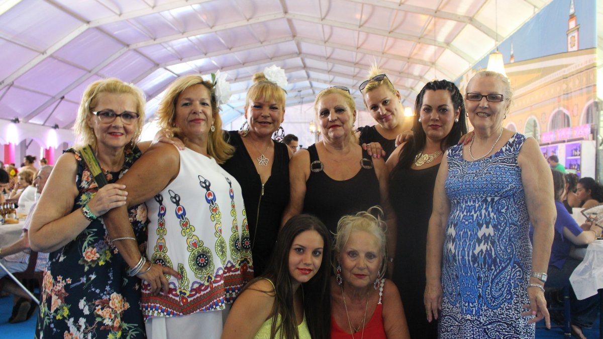 La familia García, del Centro de la Mujer de Cortijo Grande, disfrutó de un mediodía para el recuerdo en la Caseta Municipal del Recinto Ferial.