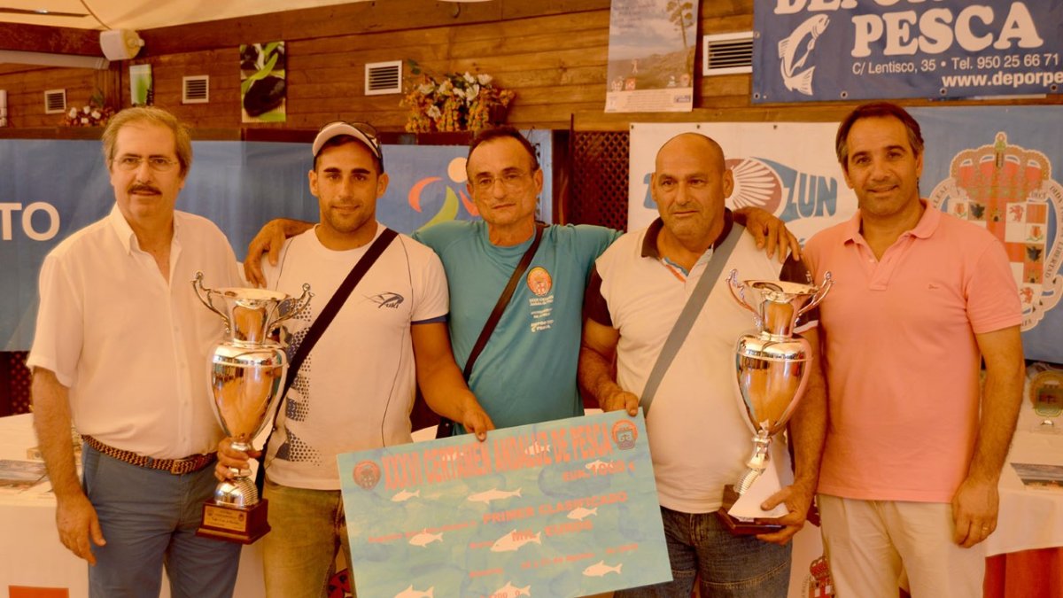 Los ganadores tras una jornada de buena pesca.