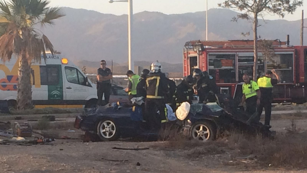 Bomberos proceden a excarcelar a los ocupantes del vehículo.
