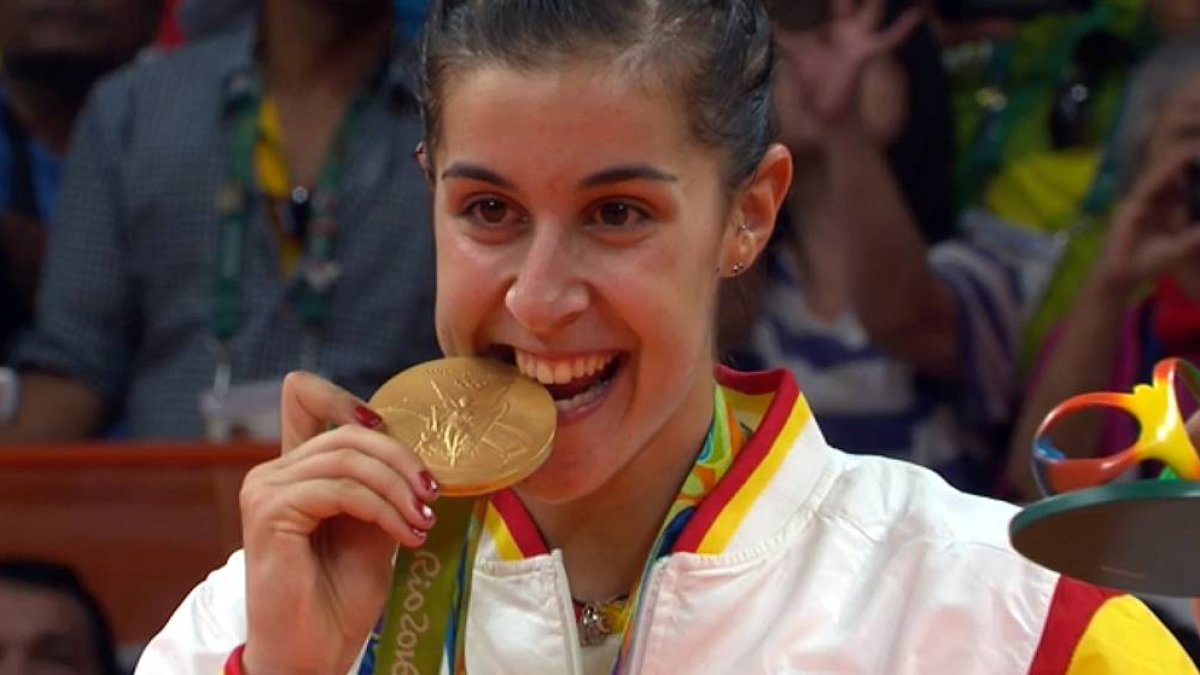 Carolina Marín muerde el oro.