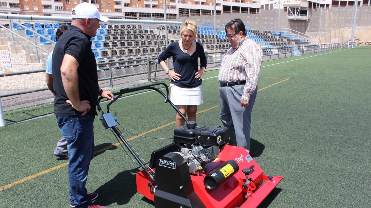 Eloísa Cabrera y Rubí comprobando el material.