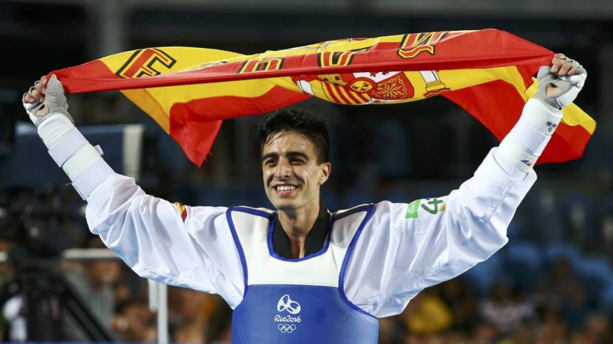 Joel con la bandera de España al viento.