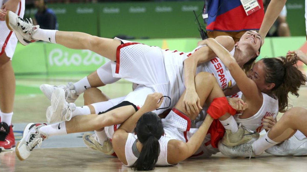 Las españolas festejan en la pista.