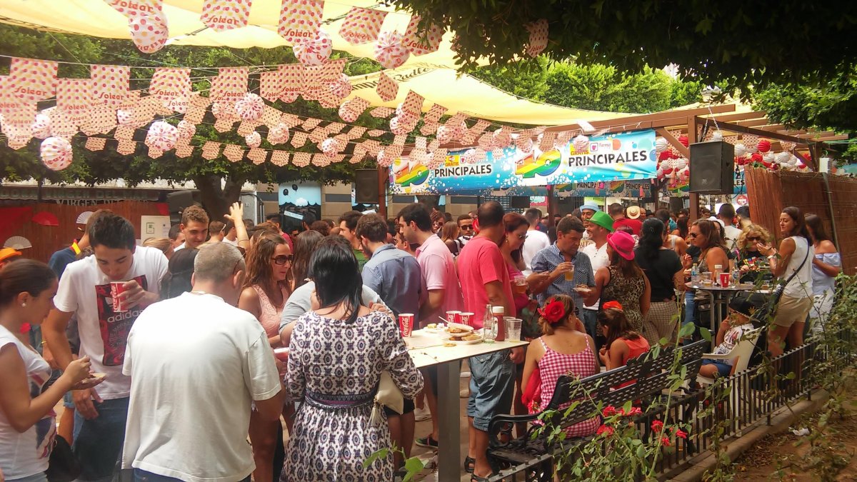 Ambiente en un ambigú de la Feria del Mediodía.