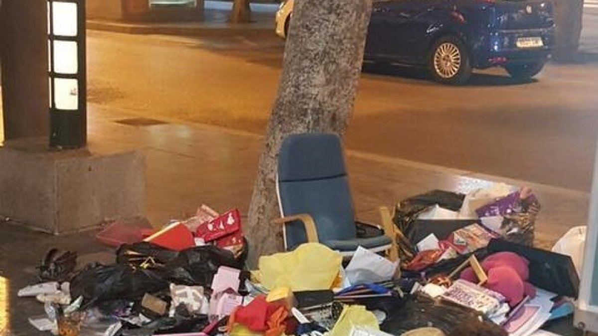 Basura tirada en el suelo en el Paseo de Almería.