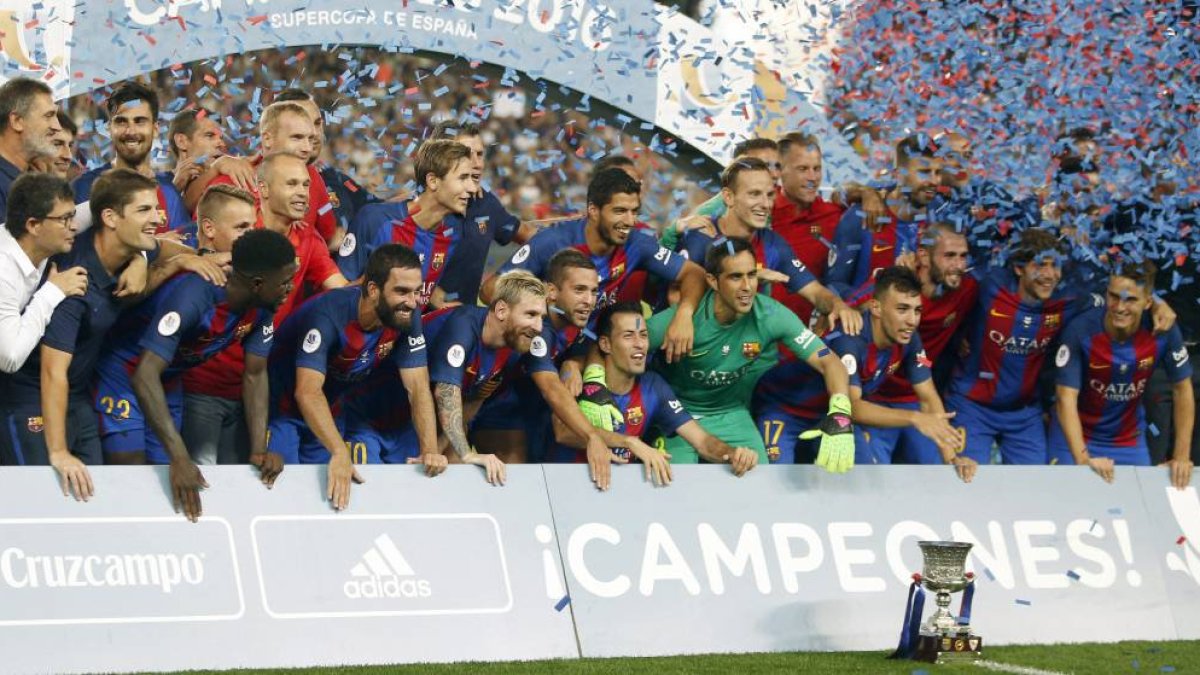 La plantilla del Barça ya tiene su primer título.