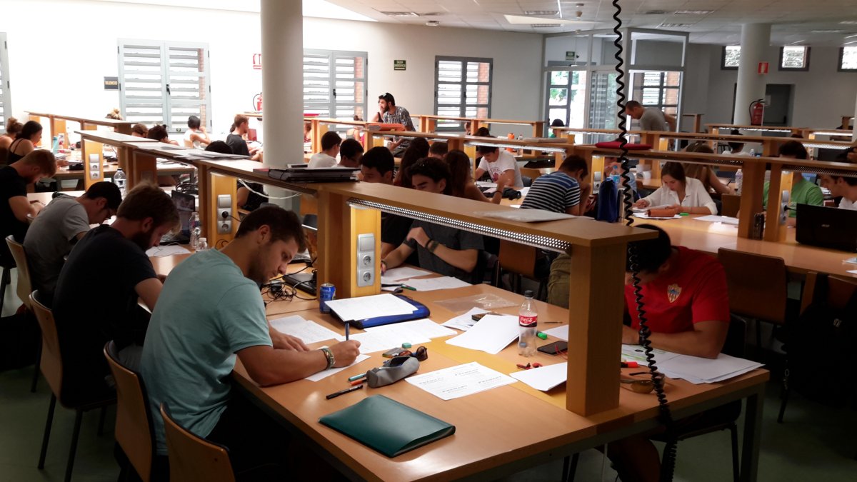 Decenas de estudiantes, ayer, en la sala 24 horas de la Universidad de Almería.