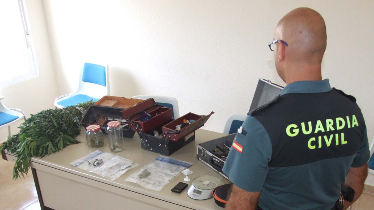 Droga y material incautados por la Guardia Civil.