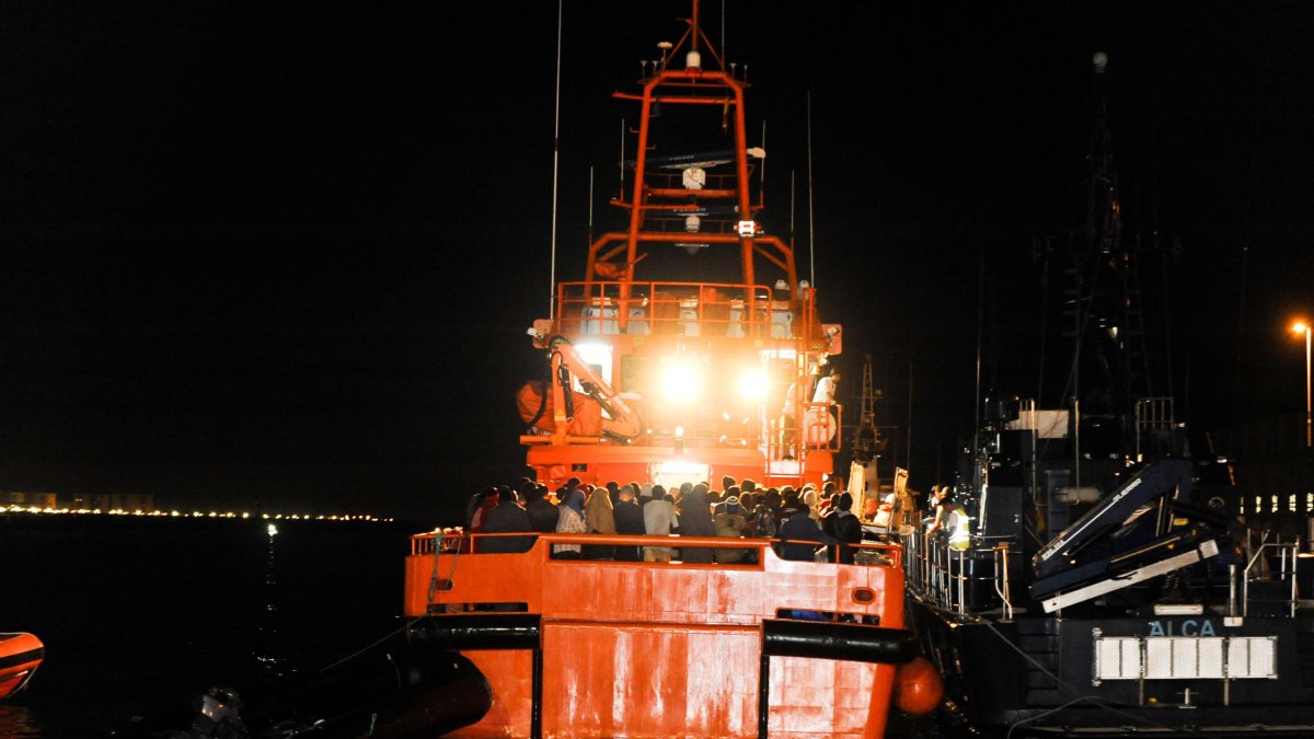 Patera desviada al Puerto de Almería.