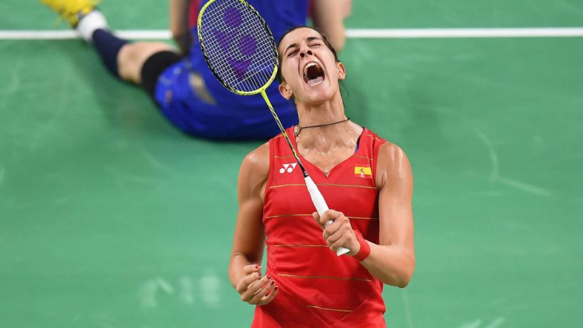 Carolina Marín empieza a acariciar las medallas.