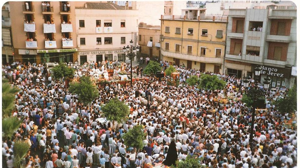 Concentración de patronos de las barriadas y de miles de devotos, en 1988.