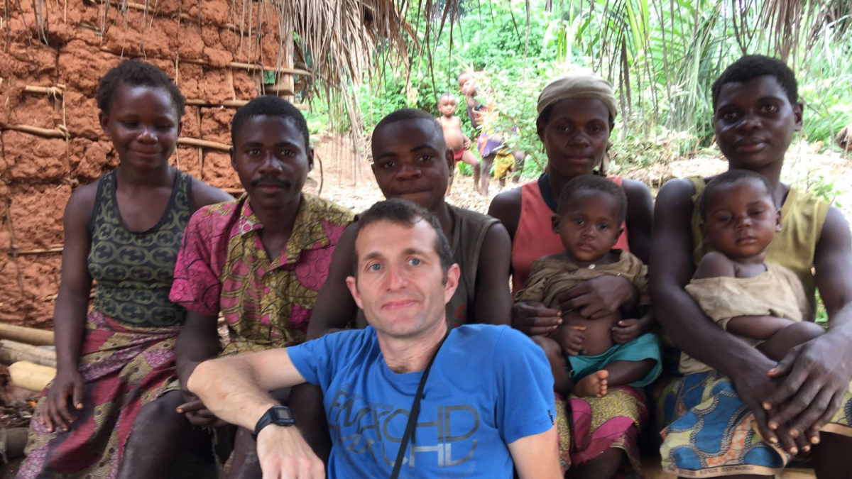El neurocirujano Antonio Huete con un grupo de pigmeos en la República Centroafricana.