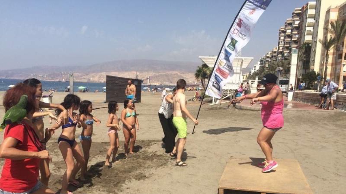 Animadas clases de zumba por la monitora de Ego Sport Center