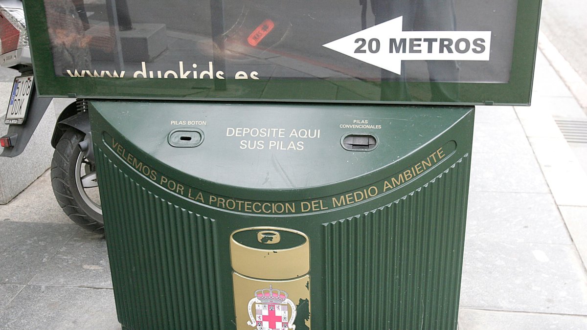 Contenedores de pilas en Almería.