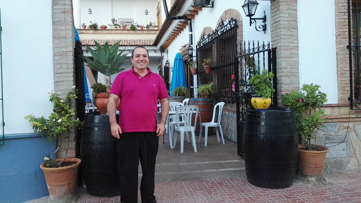 Antonio Abad en la puerta del restaurante de Padules