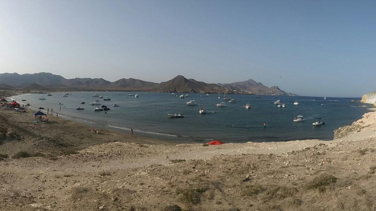 La ensenada de Genoveses es frecuentada por embarcaciones que fondean muy cerca de la playa.