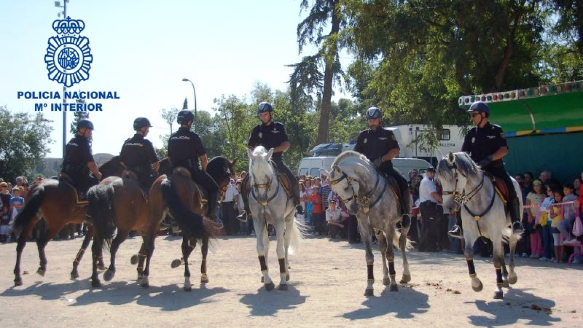 Policía Nacional a caballo durante la feria.