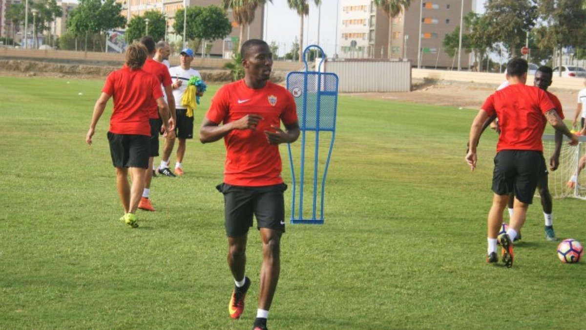 Jonathan tiene ganas de fútbol.
