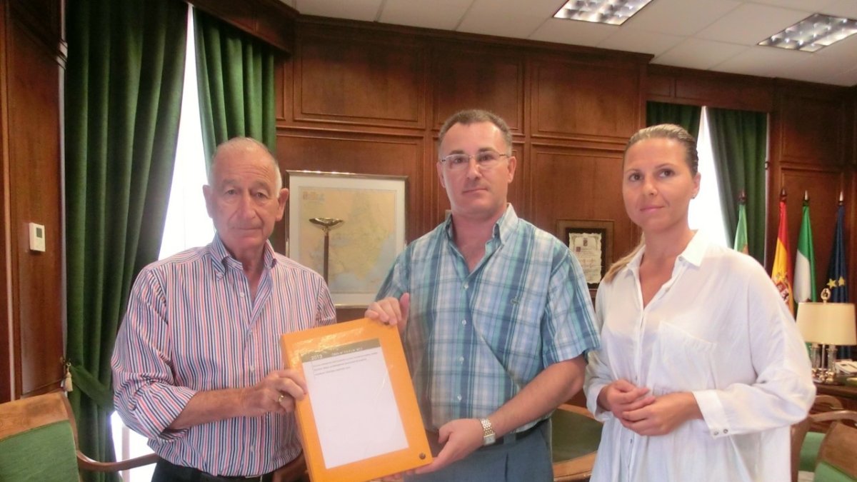 Gabriel Amat, Cristóbal Rodríguez y Dolores Martínez tras la firma del Proyecto Alhama.