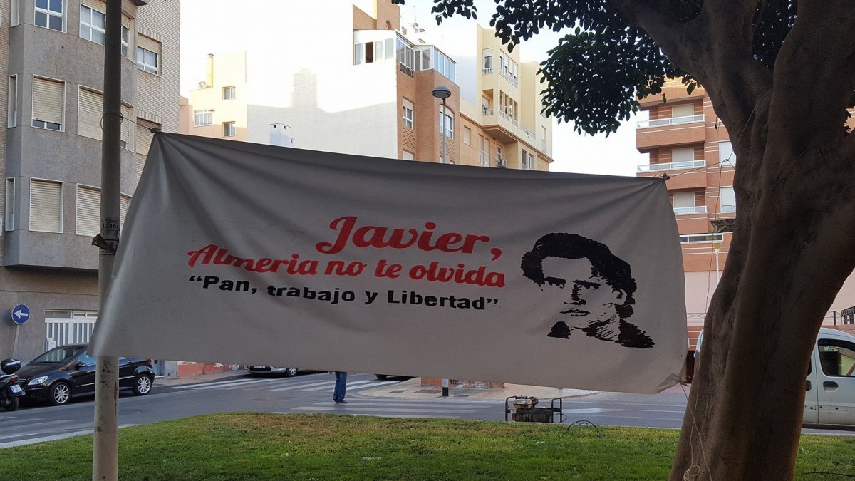 Cartel instalado en el lugar donde se celebró el acto conmemorativo a Javier Verdejo.