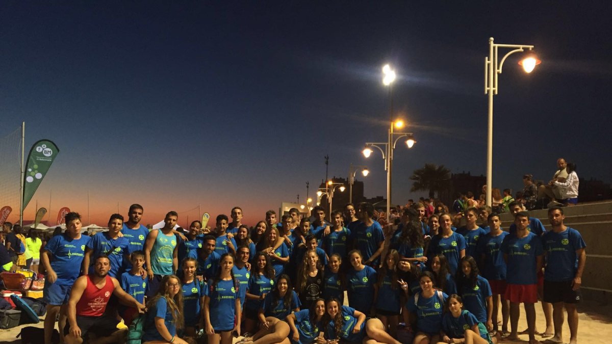 Los almerienses sobre la arena.