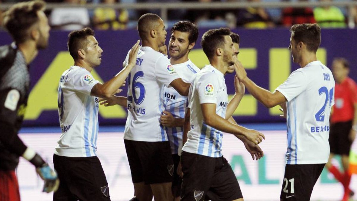 Los jugadores del Málaga celebran la victoria.