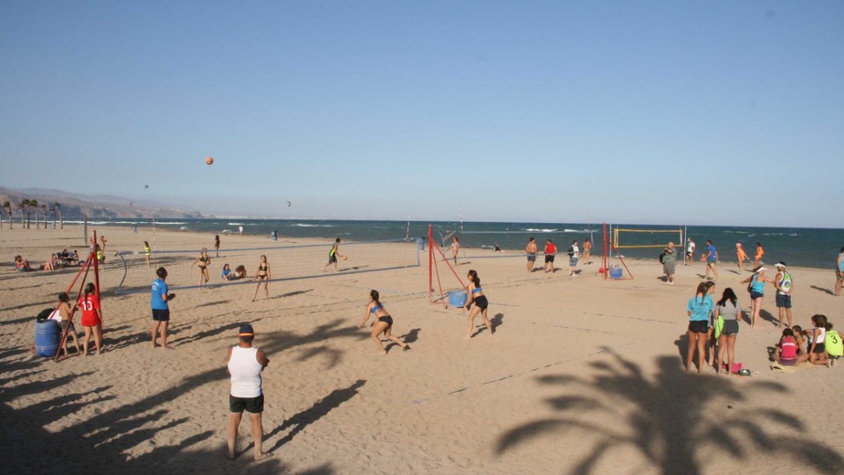 El voly playa a pleno rendimiento.