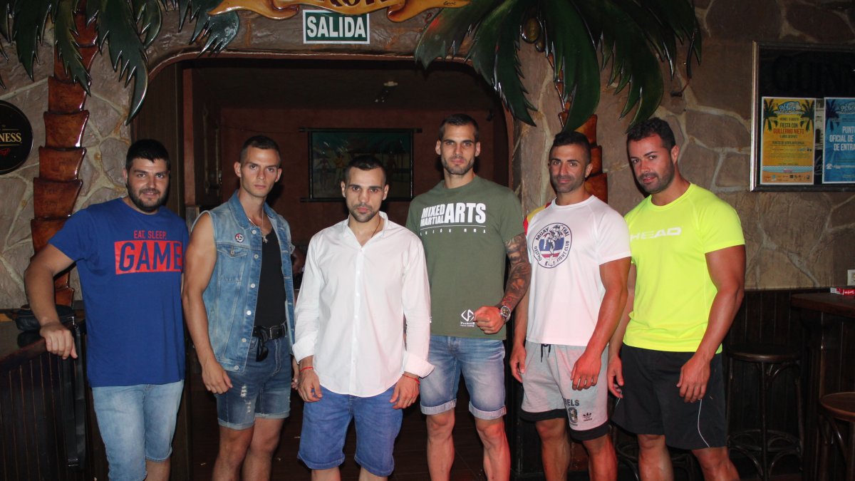 Álex Rodríguez, Francisco Tejedor, Adiel Ibáñez y Diego Antonio Caparrós Hernández, situados entre los propietarios del pub Siroko, Pedro Venzal Muño