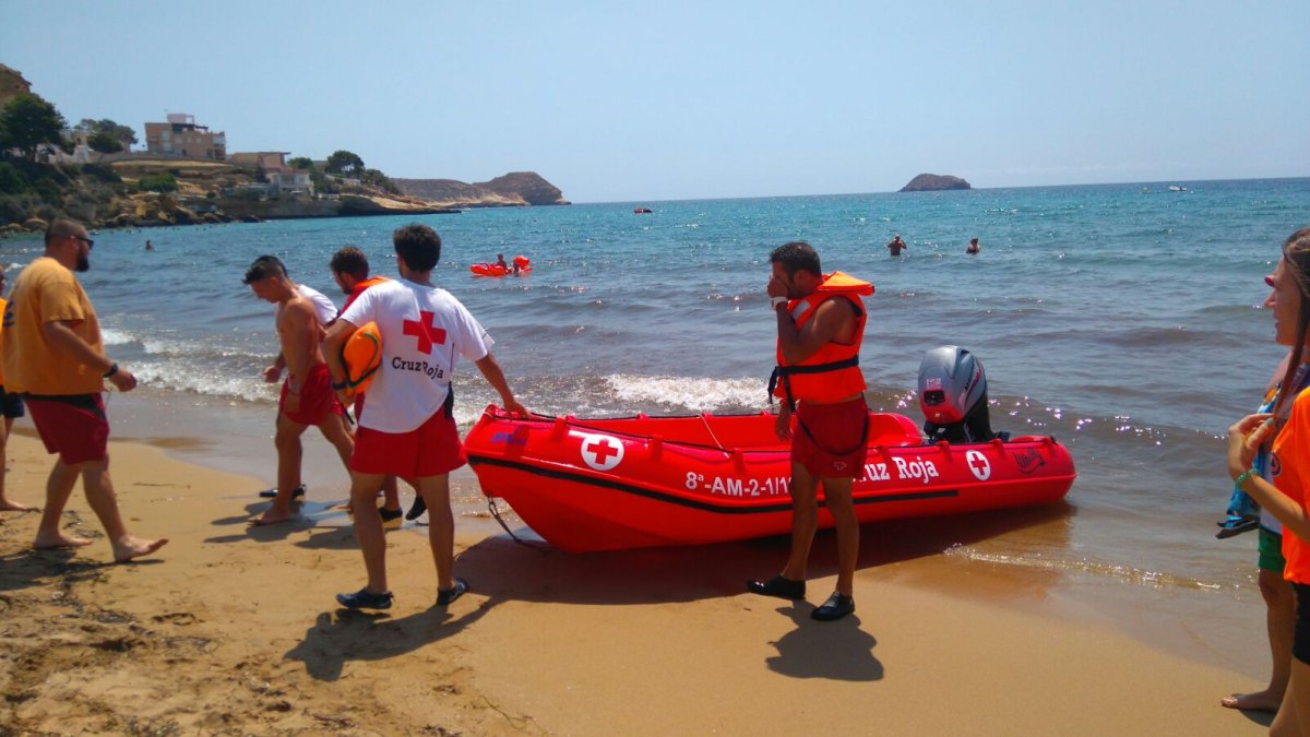 Efectivos de Cruz Roja Pulpí prestan sus servicios de salvamento y socorrismo en las playas de San Juan de los Terreros.