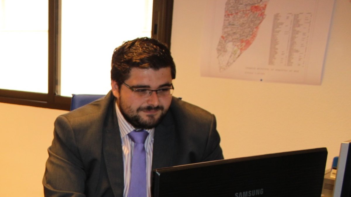El concejal de Nuevas Tecnologías, Francisco Gutiérrez, en su despacho.