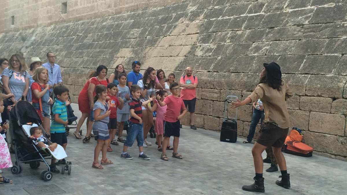 Momento de una de las visitas teatralizadas por las calles de la ciudad.