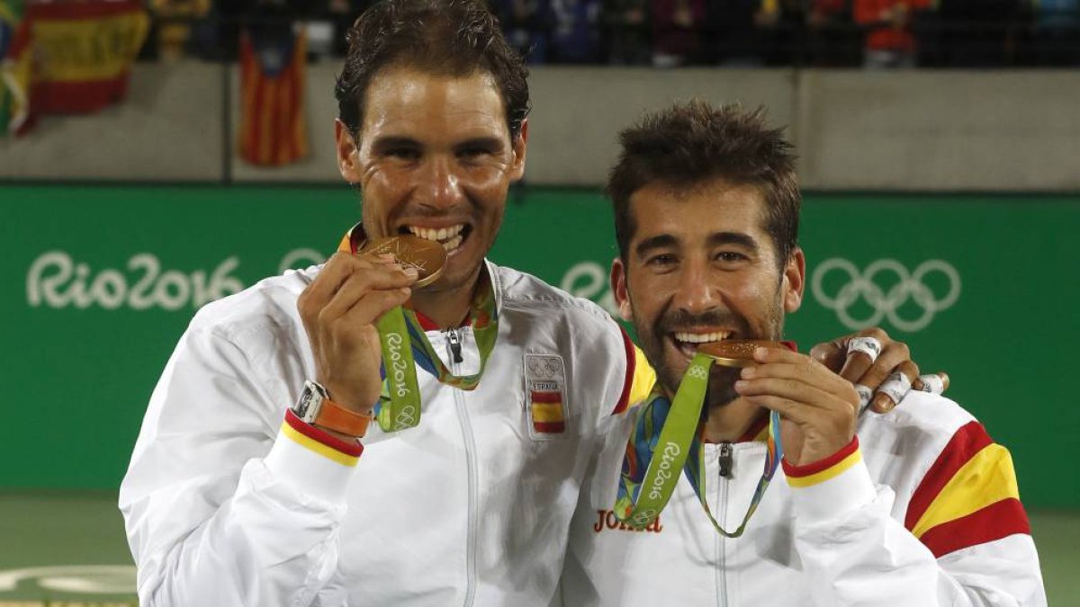Con sus medallas.