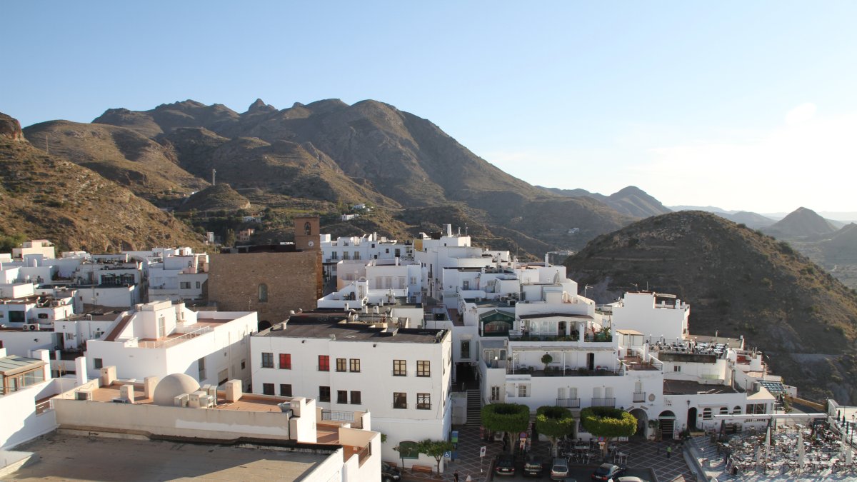 Vista actual del pueblo, con la plaza y el mirador en primer término.