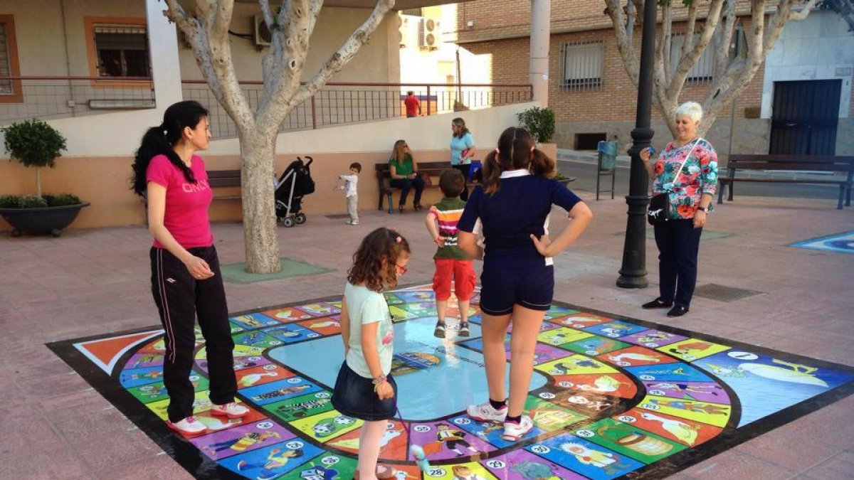 Niños juegan en una plaza de Viator en una imagen de archivo.