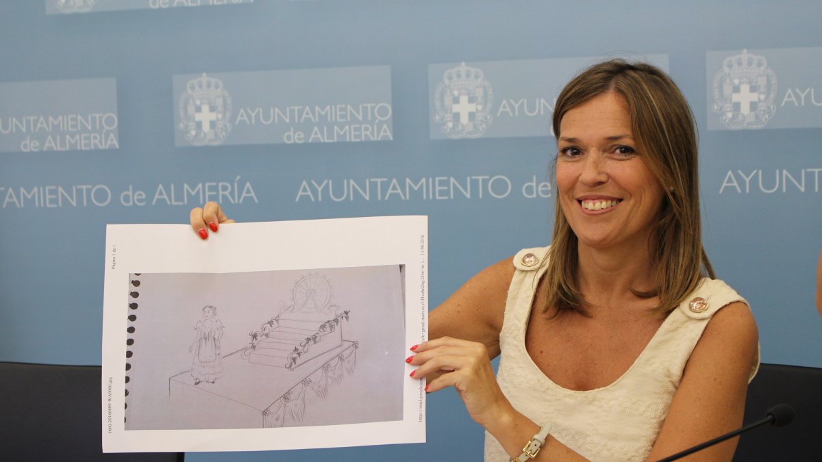 La concejala de Cultura, Ana Martínez Labella, junto al boceto de la que será la carroza dedicada a