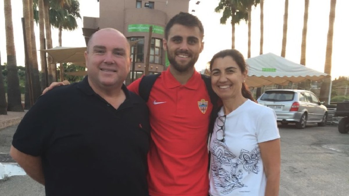Javi con sus padres al final del partido de su debut.