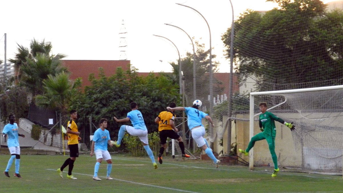 Segura estuvo a punto de marcar de cabeza.