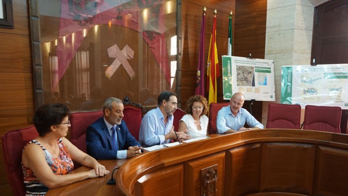 El consejero de Fomento, Felipe López, presentó el proyecto junto a las autoridades política implicadas.
