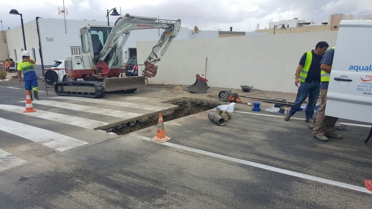 Imagen de los trabajos ejecutados esta mañana por la empresa Aqualia para la instalación de una ducha en la playa de La Almadraba